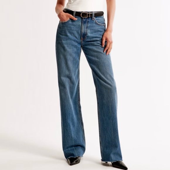 Abercrombie & Fitch | The Loose High Rise Jean (Short) - Picture 1 of 11